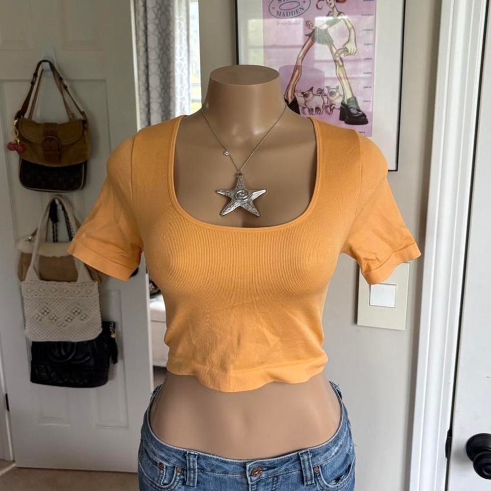 pastel orange sporty cropped fitted tee